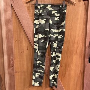Lululemon camo cropped leggings size 4 7/8 length like new!